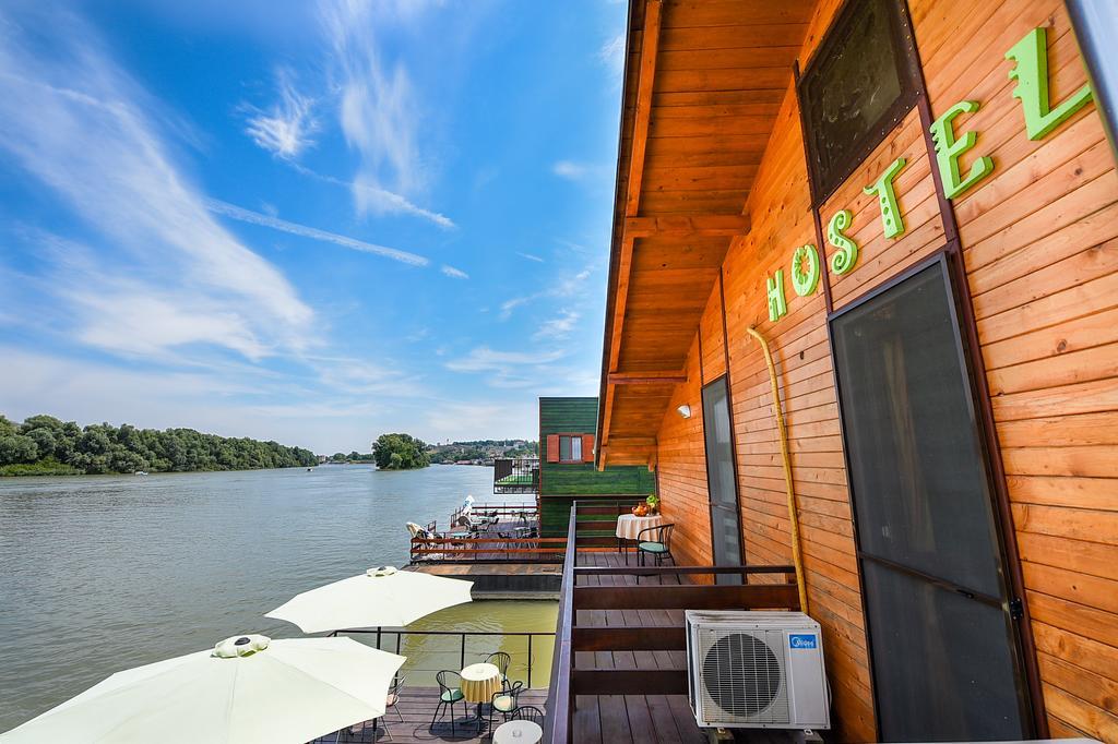 San Art Floating Hostel & Apartments بلغراد المظهر الخارجي الصورة