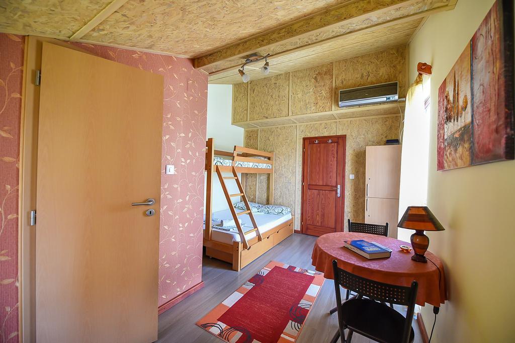 San Art Floating Hostel & Apartments بلغراد المظهر الخارجي الصورة