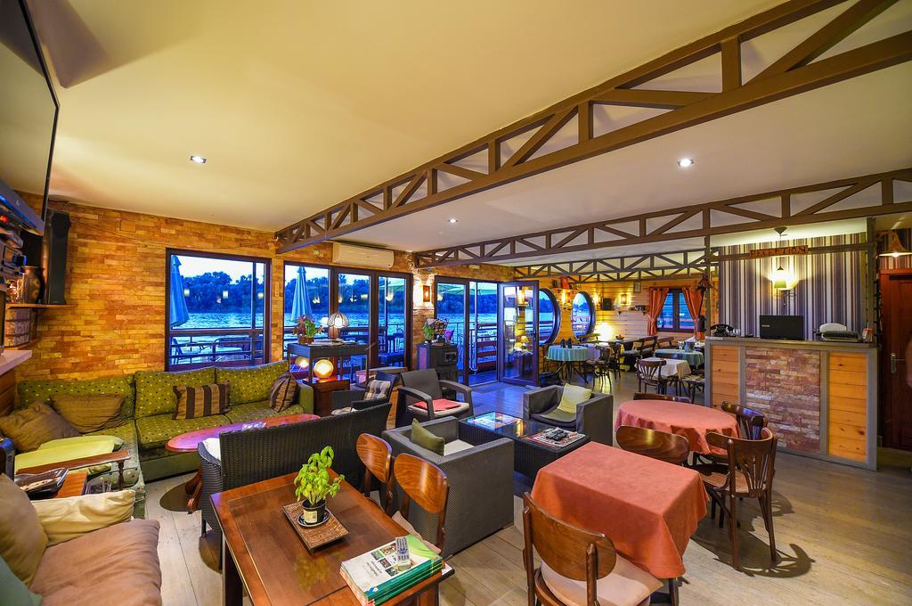 San Art Floating Hostel & Apartments بلغراد المظهر الخارجي الصورة