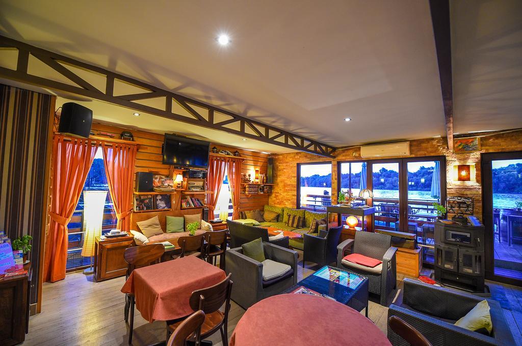 San Art Floating Hostel & Apartments بلغراد المظهر الخارجي الصورة